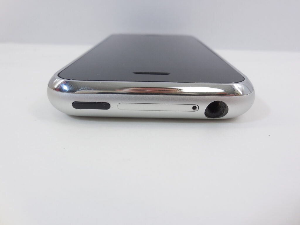 Внешний вид iPhone 1: Вид спереди